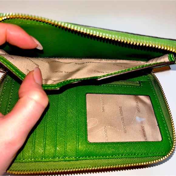 MICHAEL KORS Mercer Wallet Wristlet + Phone | True Green | Leather - Picture 4 of 7